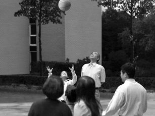David Claerbout, videos till, kid tossing up basketball and people watching