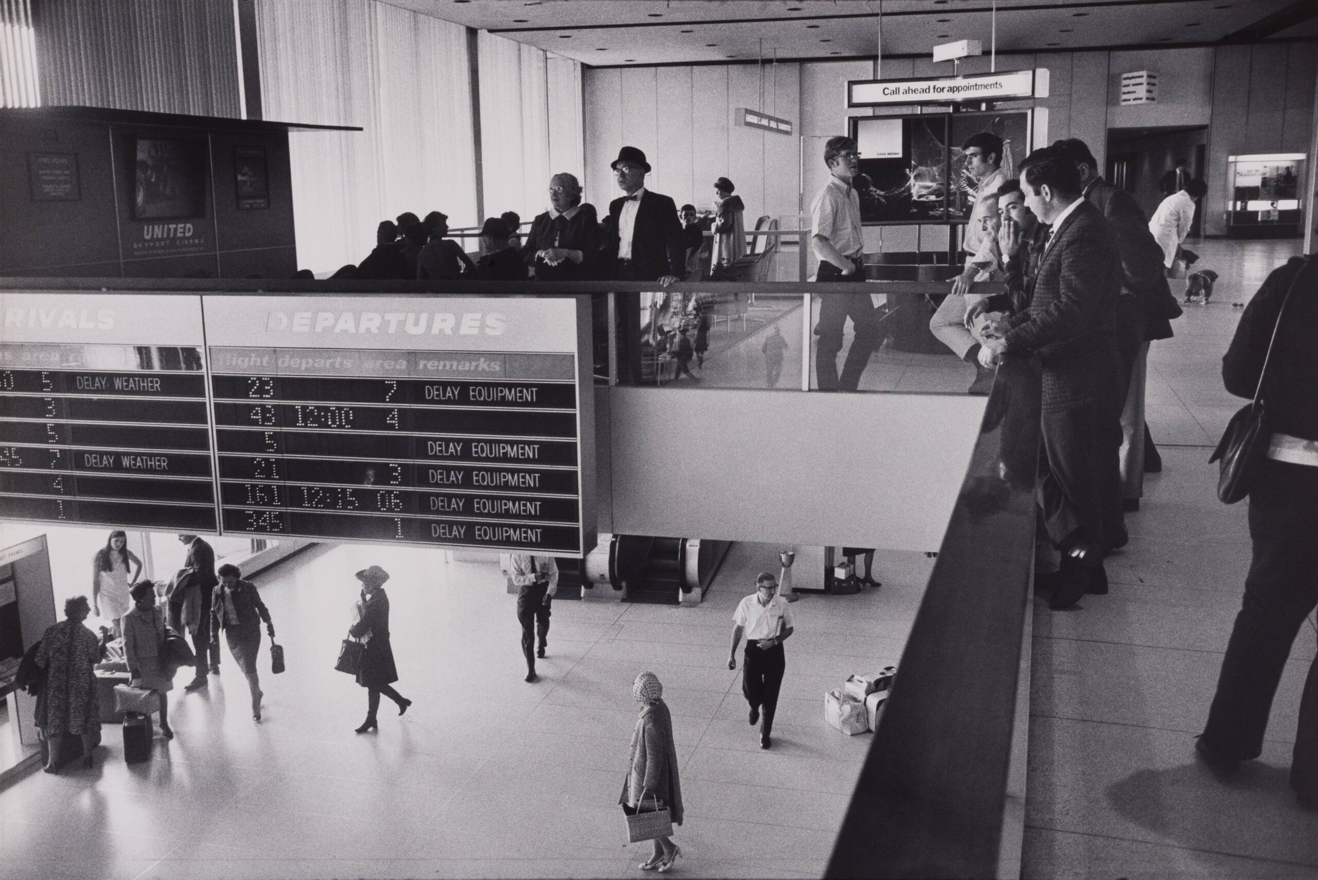 【Arrivals & Departures】Garry Winogrand Garry Winogrand | Kennedy Airport, from the series Arrivals