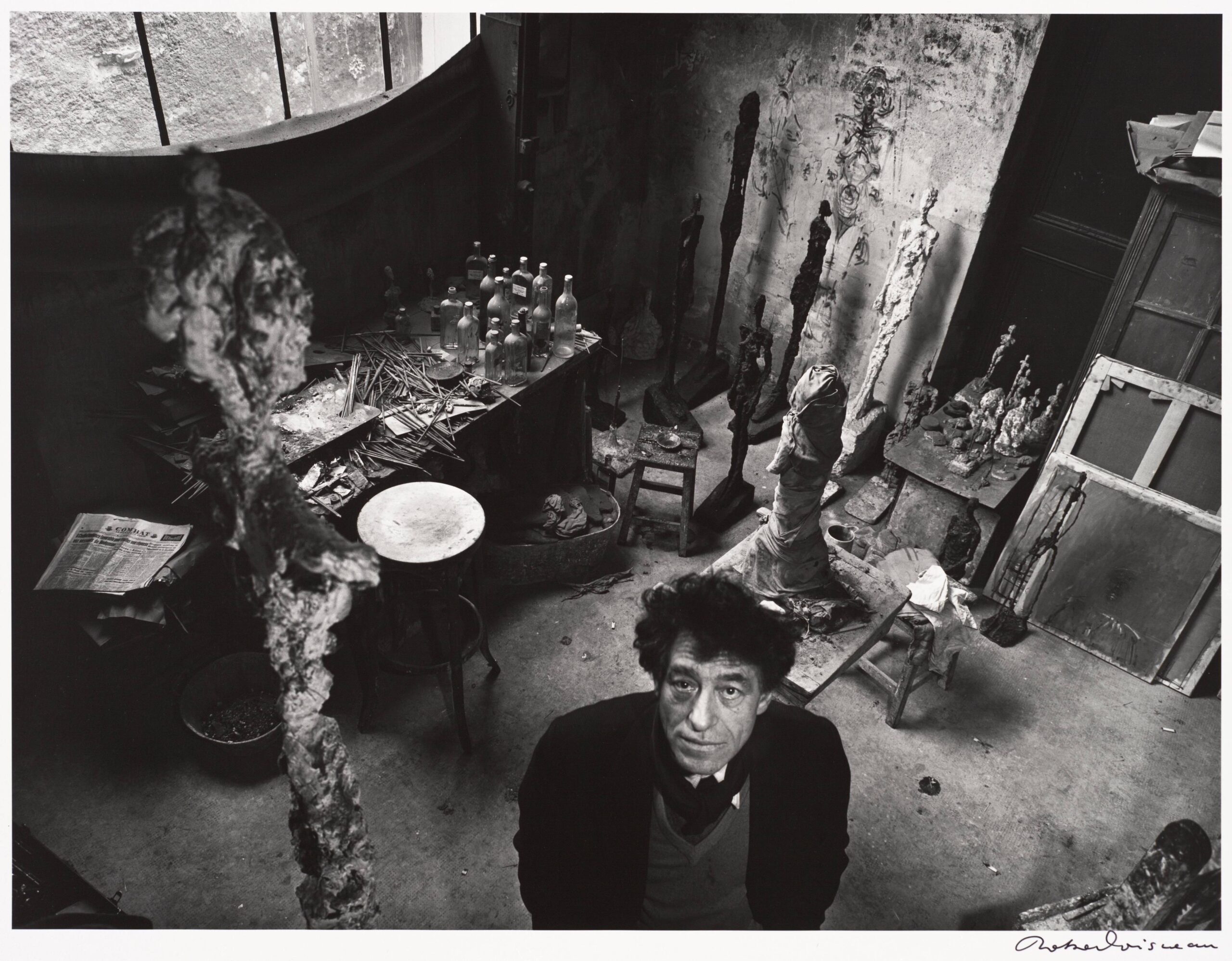 アート+エンタメ DOISNEAU  PORTRAIT OF THE ARTISTS Robert Doisneau, Alberto Giacometti dans son atelier, 1954