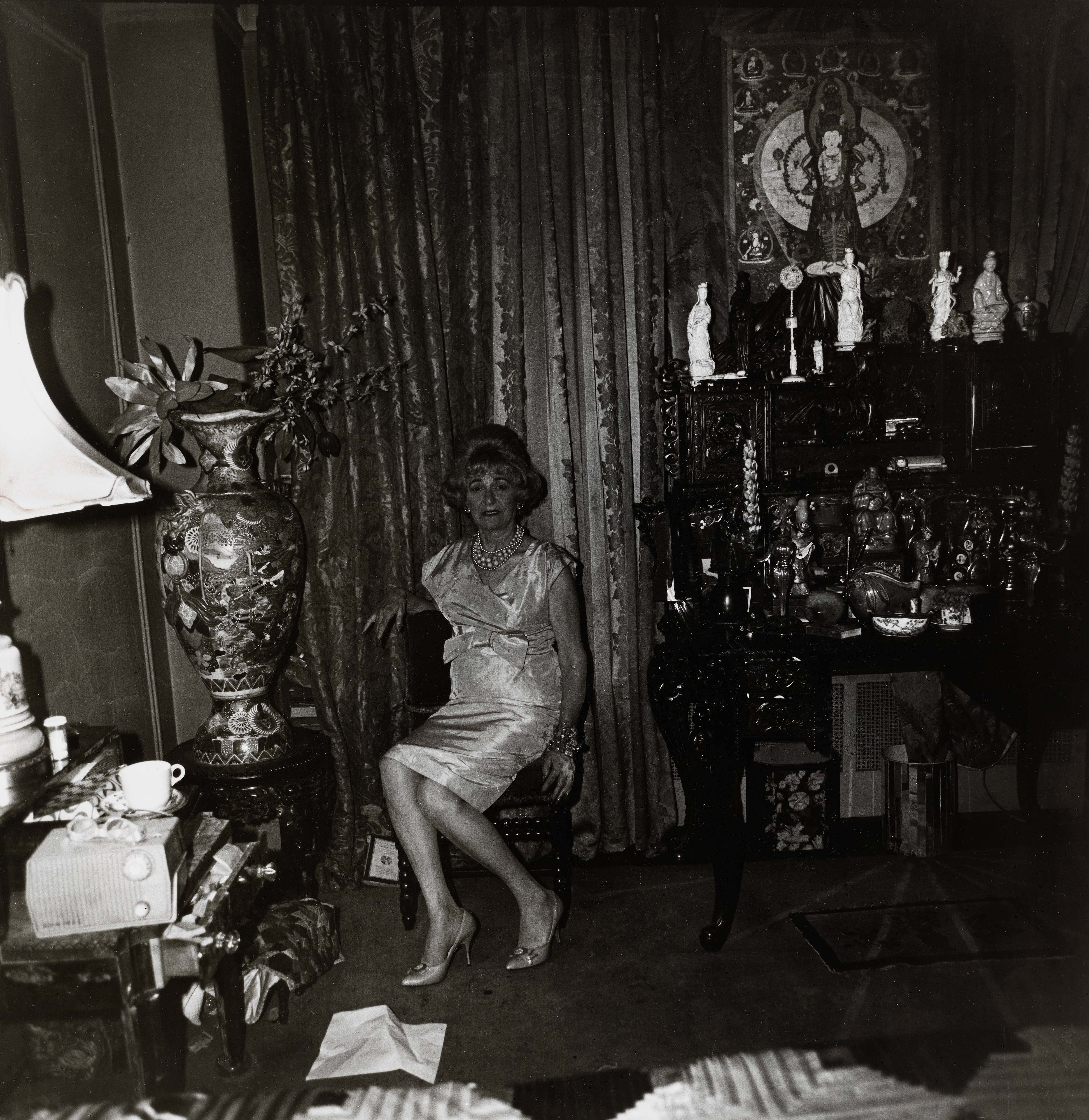 写真　Diane Arbus Diane Arbus: Woman with a veil on Fifth Avenue, N.Y.C. 1968