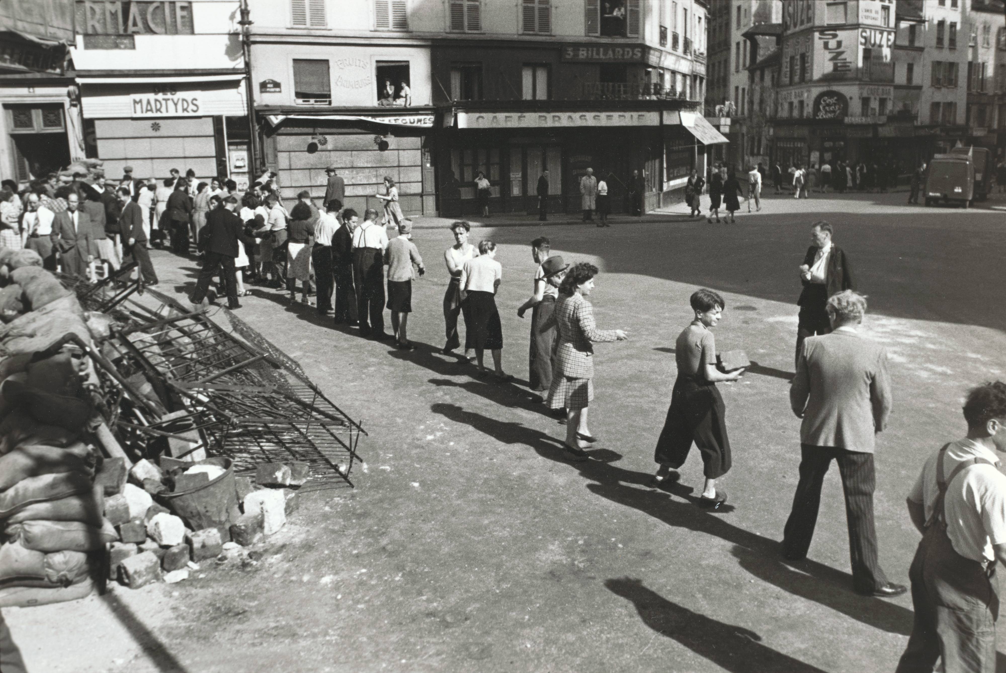 カルティエ・ブレッソンのパリ Henri Cartier-Bresson, Liberation of Paris, rue des Martyrs