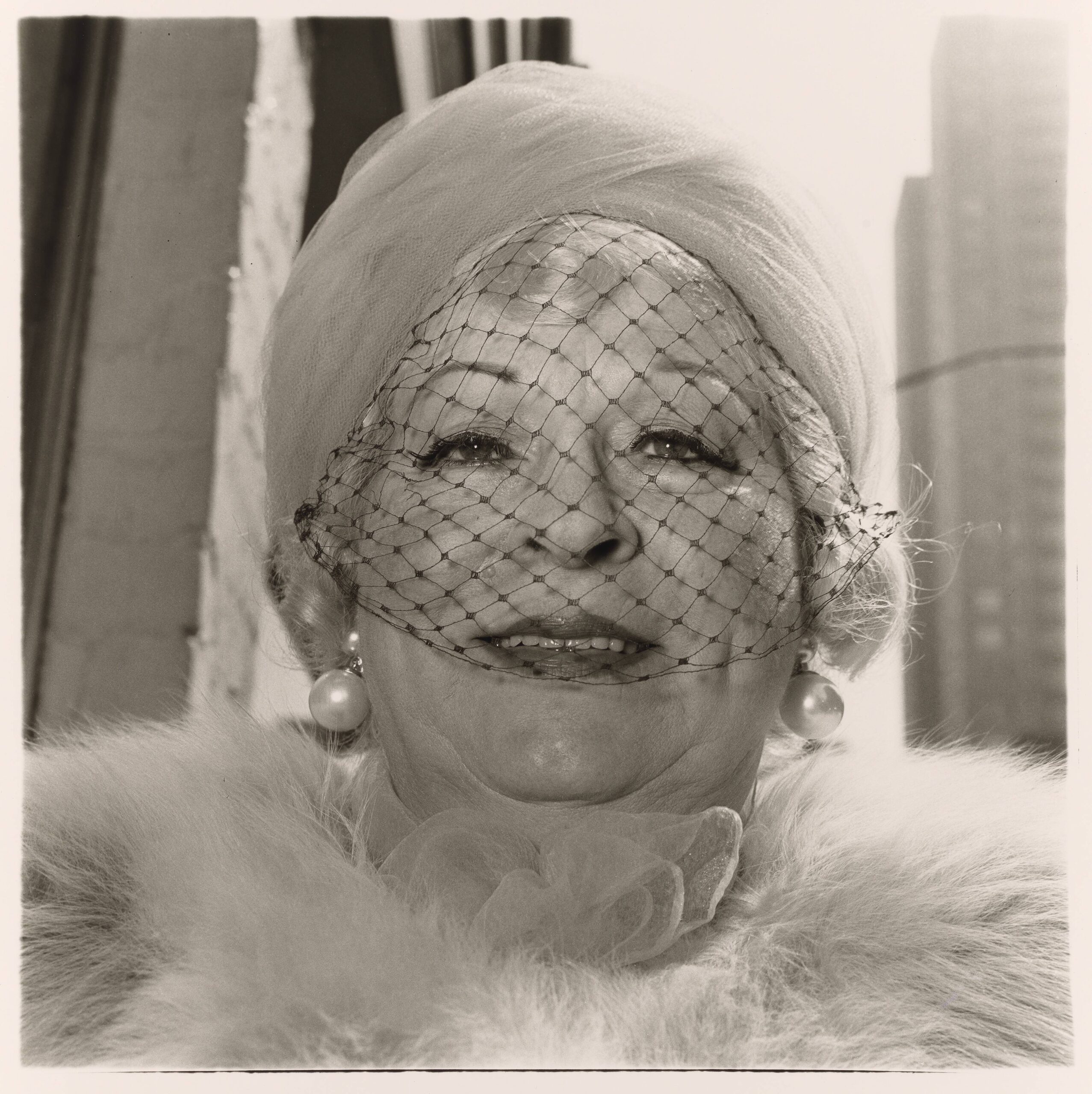 写真　Diane Arbus Diane Arbus, Woman with a veil on Fifth Avenue, N.Y.C. 1968