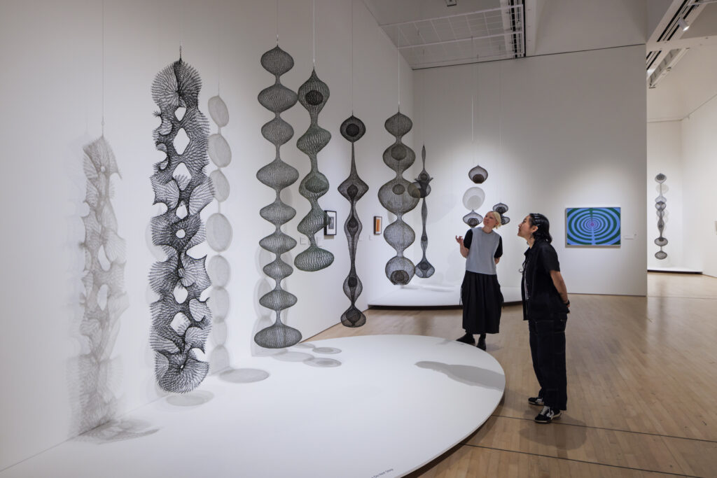 アート・デザイン・音楽 A Retrospective Of Sculpture And Drawing ArandaLasch creates exhibition design for Kaws retrospective